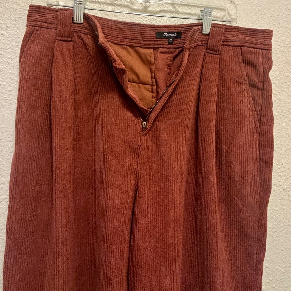 Madewell corduroy high-rise tapered pants in brown. Size 10. Gently worn.